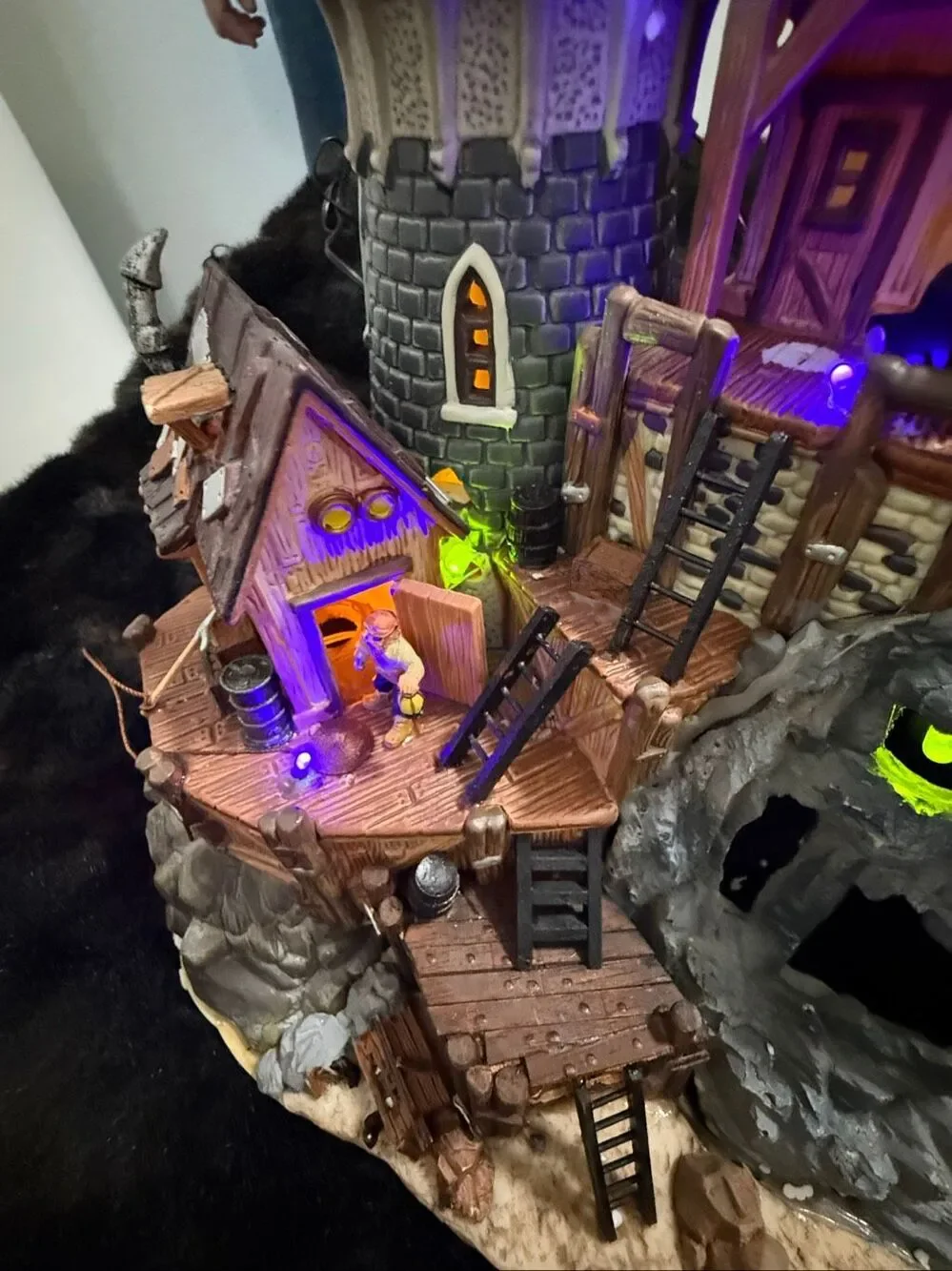#65362 LEMAX SPOOKY TOWN : LIGHTED ISLE OF DOOM LIGHTHOUSE - MUSICAL PIRATES